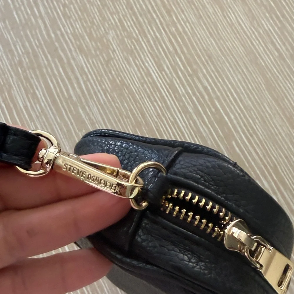 Steve Madden Black Vegan Leather Wristlet Convertible Fanny Bag Gold Accents - Picture 4 of 7